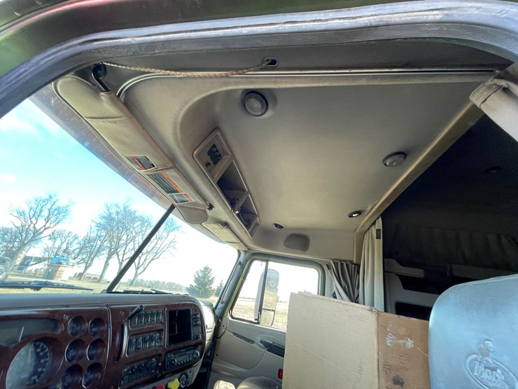 #4223-•-2002-mack-cx613-semi-tractor-sleeper-cab-image-17