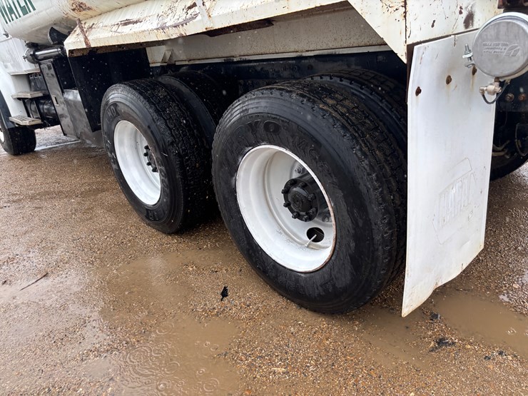 1998-freightliner-fl112-image-14