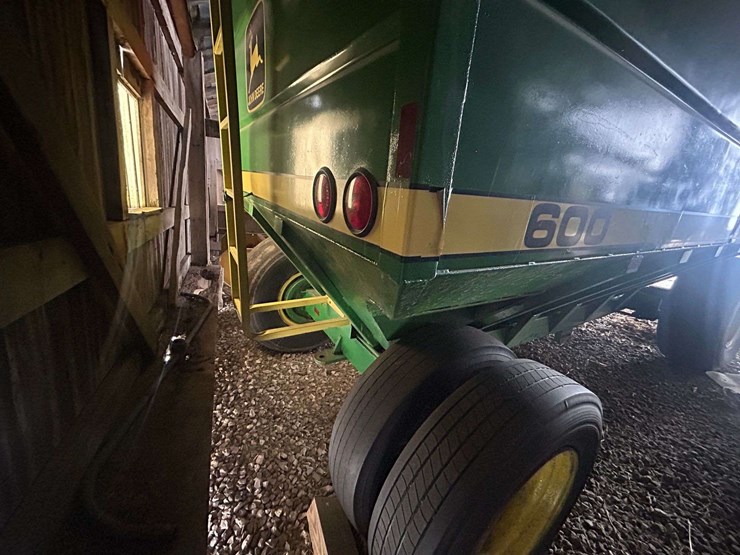 fox-bradly-600-center-dump-gravity-wagon-image-11