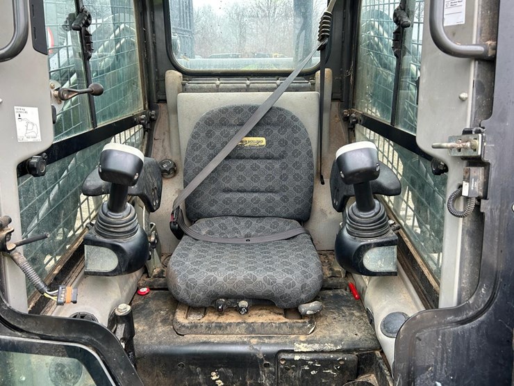 2017-new-holland-c232-image-19