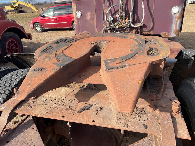 #4205-•-autocar-day-cab-semi-tractor,-(has-title)-image-15