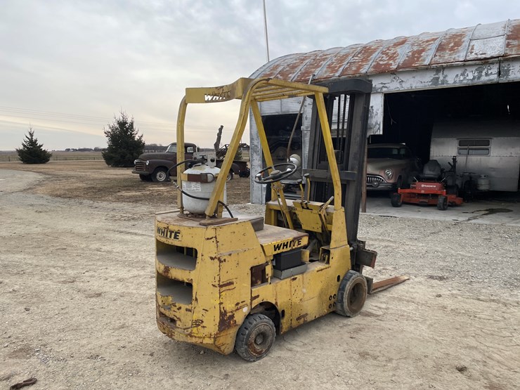 #4224-•-white-lp-forklift-image-5