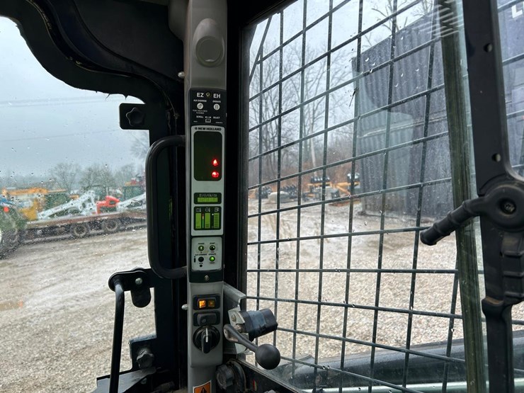 2017-new-holland-c232-image-23