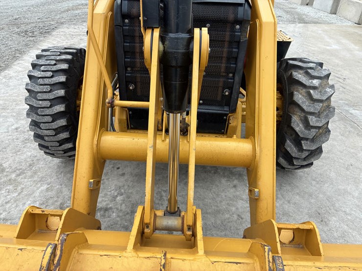 2017-caterpillar-415f2-image-16