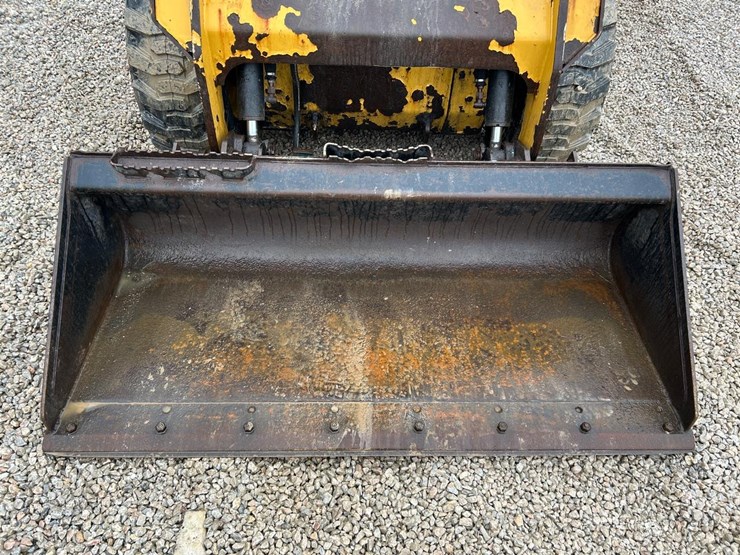 2019-caterpillar-242d-image-9