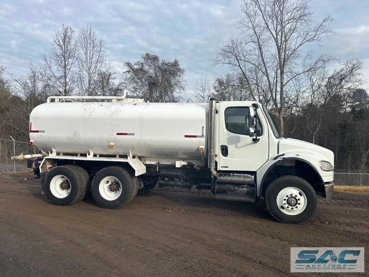 2009-freightliner-mc-4000-gallon-t/a-water-truck-image-2