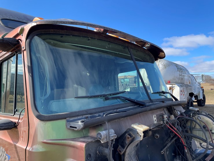 #4223-•-2002-mack-cx613-semi-tractor-sleeper-cab-image-7