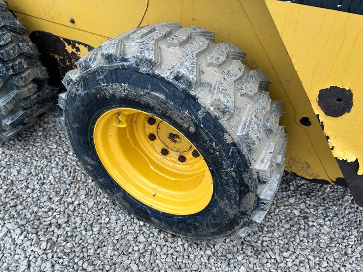 2019-caterpillar-242d-image-16