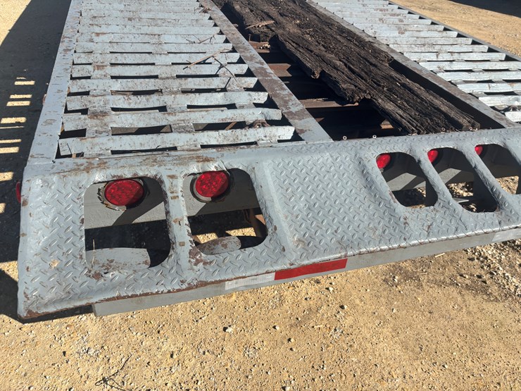 #2320-•-2008-interstate-30'-tri-axle-equipment-trailer-image-13