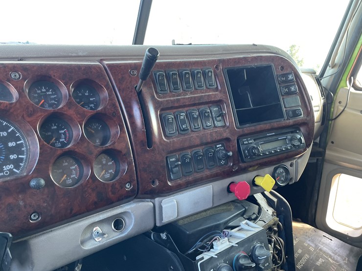 #4223-•-2002-mack-cx613-semi-tractor-sleeper-cab-image-15