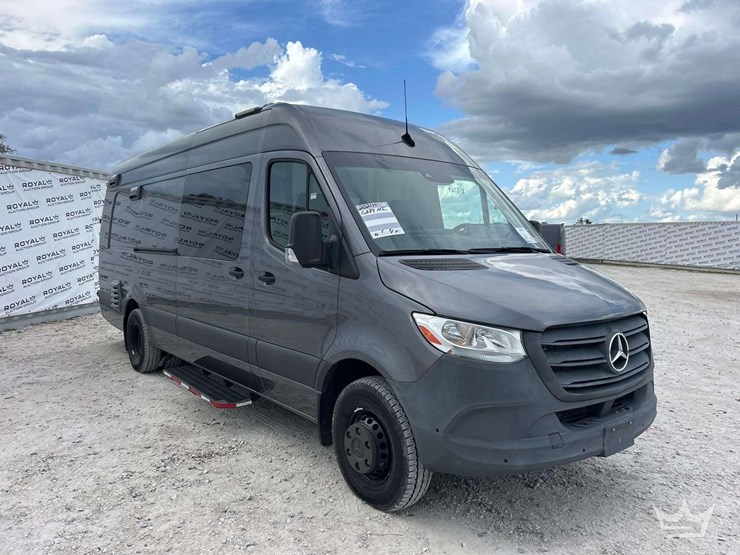 2021-mercedes-benz-sprinter-4500-image-2