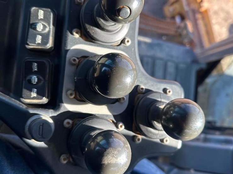 2011-deere-772g-image-36