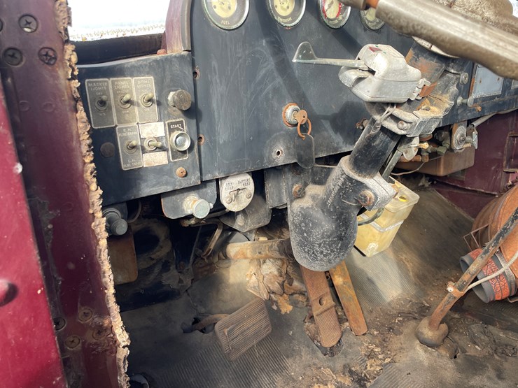 #4205-•-autocar-day-cab-semi-tractor,-(has-title)-image-24