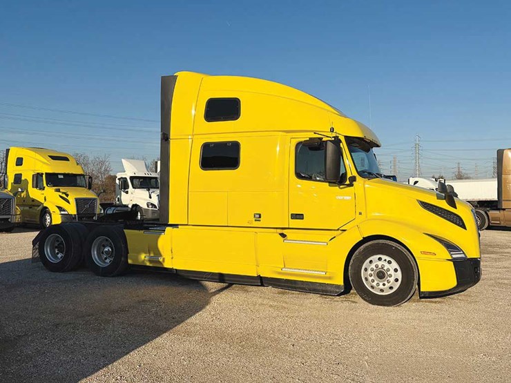 2022-volvo-vnl860-image-1