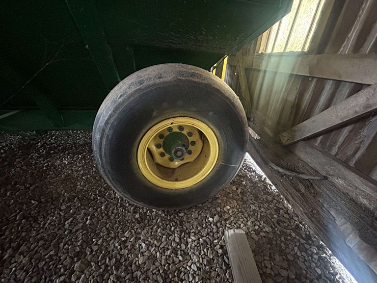 fox-bradly-600-center-dump-gravity-wagon-image-3