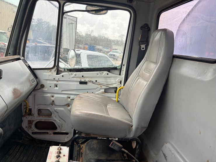 1998-freightliner-fl112-image-34