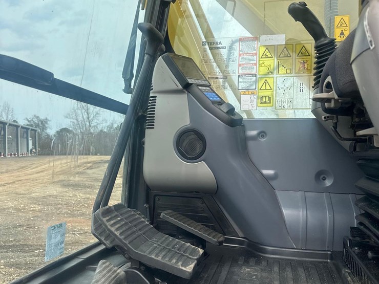 2022-komatsu-pc210-lc-image-23