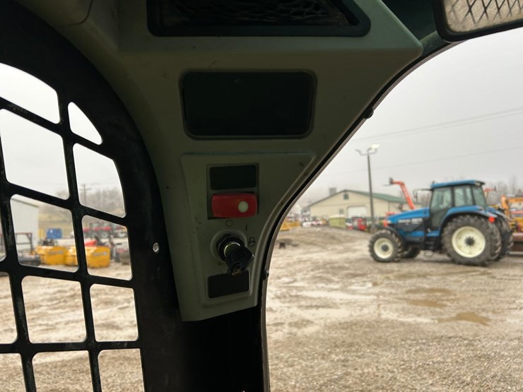 2019-caterpillar-242d-image-23