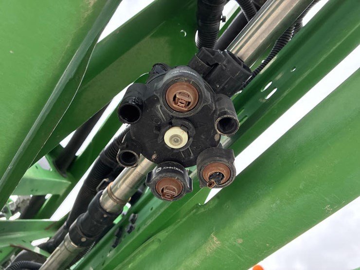 2021-john-deere-r4030-image-17