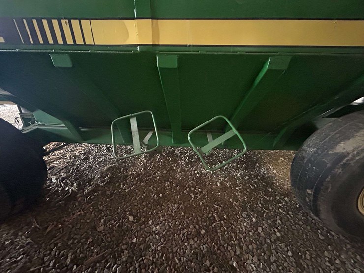 fox-bradly-600-center-dump-gravity-wagon-image-4