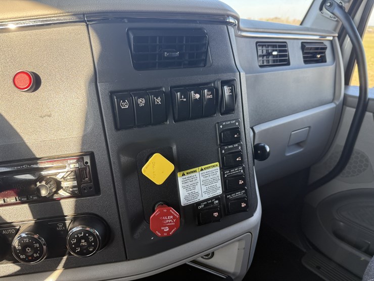 2019-peterbilt-579-image-27
