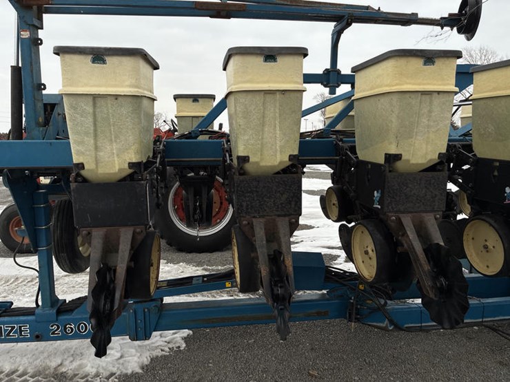 1997-kinze-2600-image-24