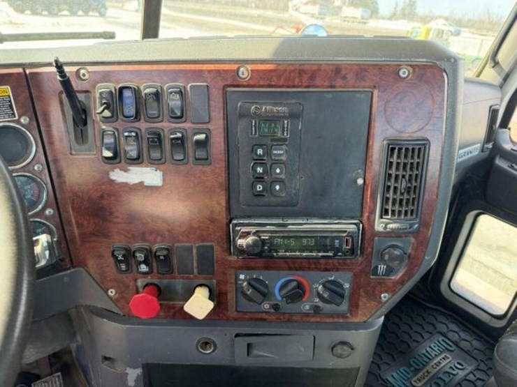 2009-mack-granite-gu813-image-16