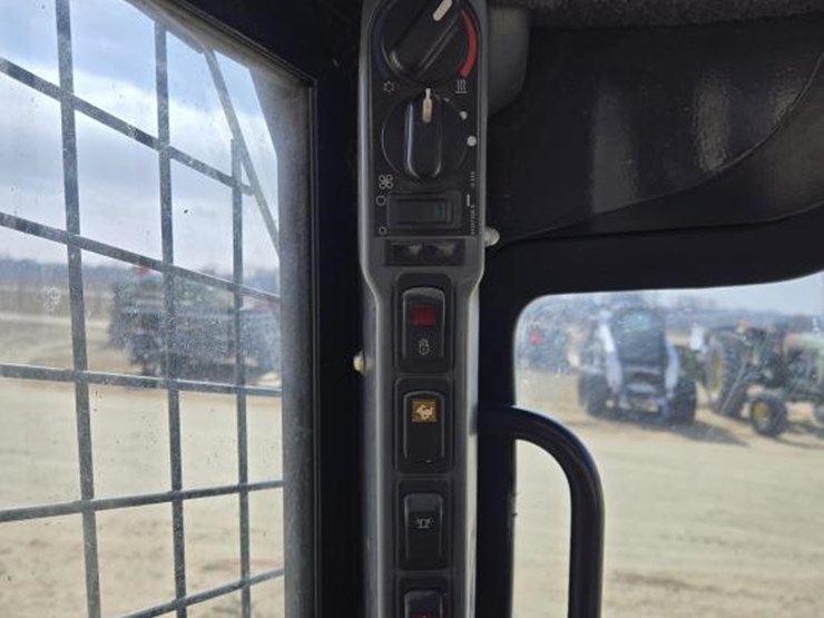 new-holland-l220-image-18