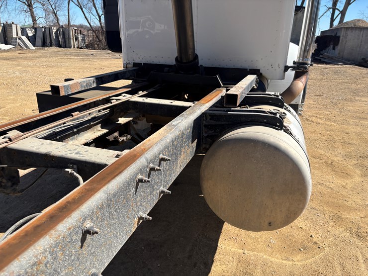 2009-peterbilt-340-image-83