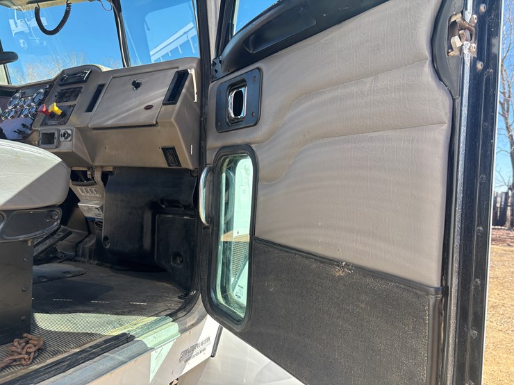 2009-peterbilt-340-image-29