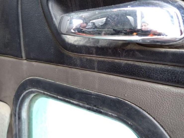 2011-peterbilt-365-image-38