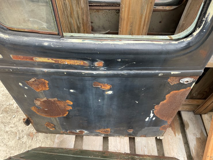 #4408-•-pair-of-mack-l-model-vintage-truck-doors-image-5