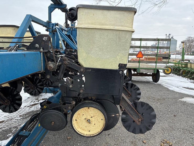 1997-kinze-2600-image-12