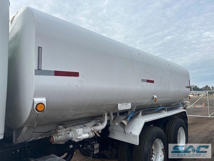 2009-freightliner-mc-4000-gallon-t/a-water-truck-image-8