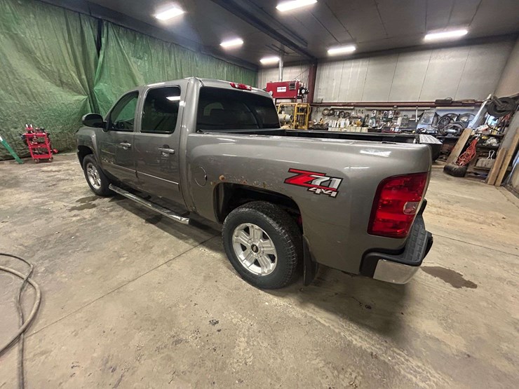 2013-chevy-silverado-lt-z71-pick-up-truck-image-2