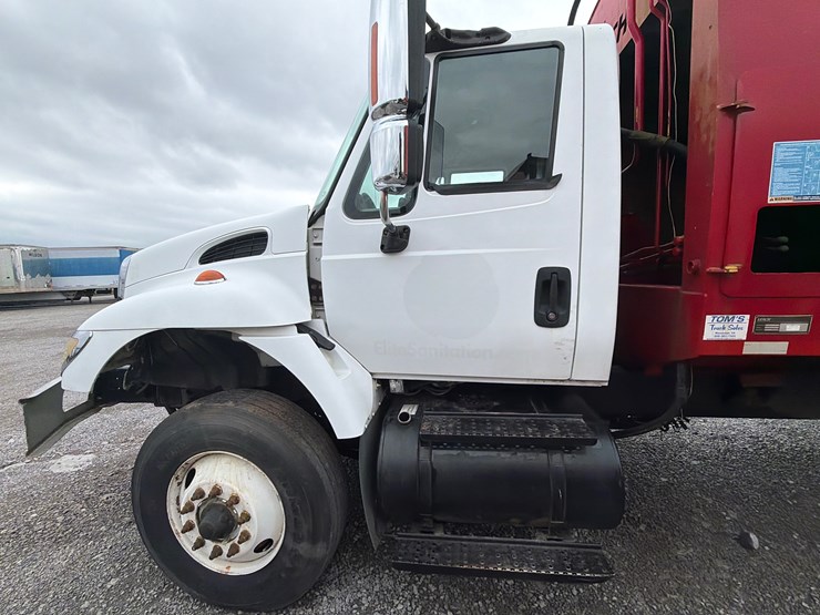 2004-international-7400-image-3