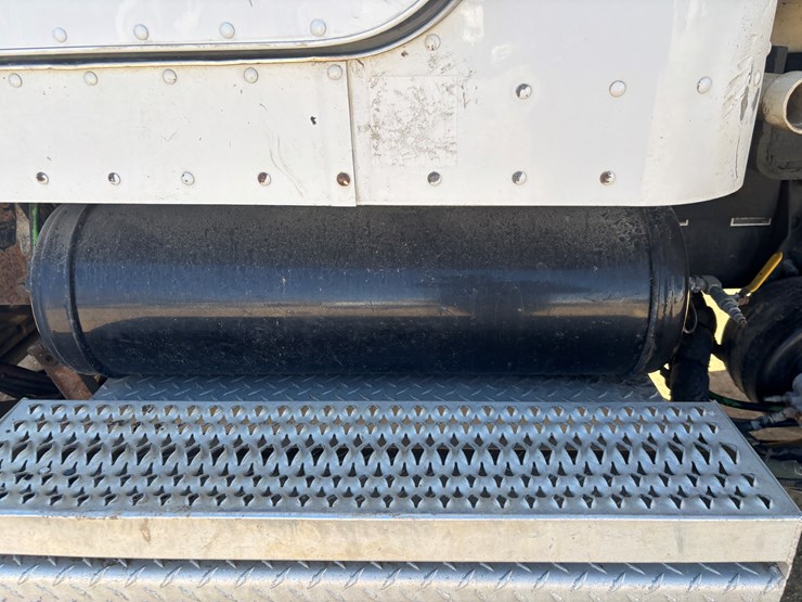 2009-peterbilt-340-image-22