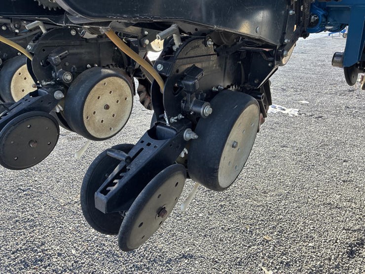 2010-kinze-3600-image-60