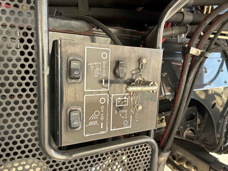 2010-case-ih-8120-image-62