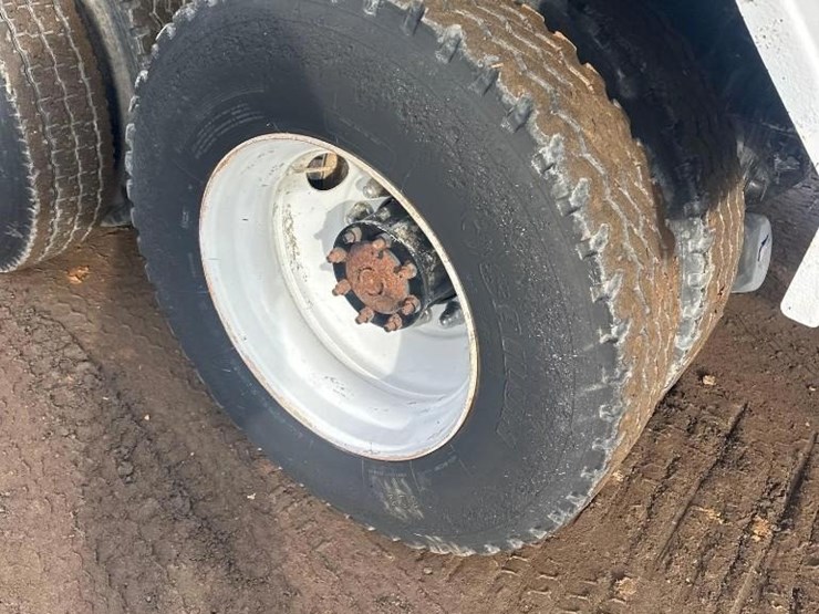 2009-freightliner-mc-4000-gallon-t/a-water-truck-image-11