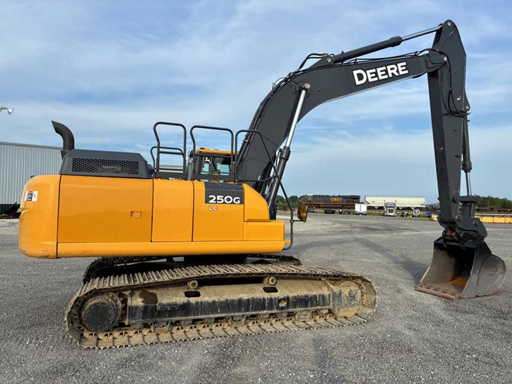 2021-deere-250g-lc-image-4