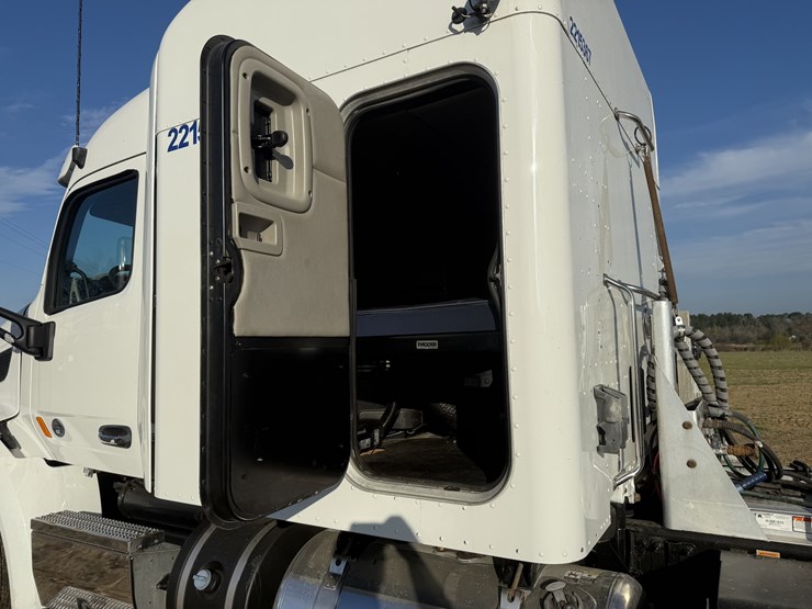 2019-peterbilt-579-image-14