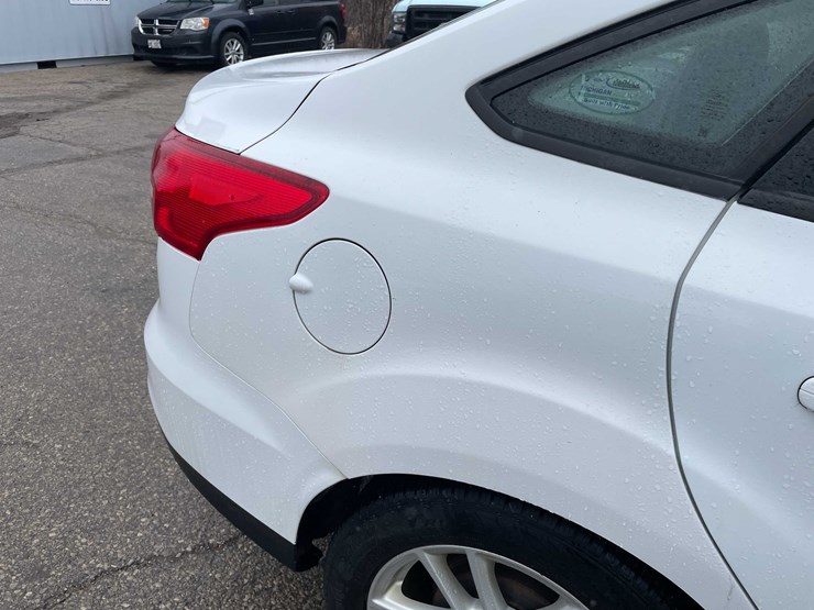 #1428-•-2015-white-ford-focus-se-sedan-(has-wi-title)-image-18