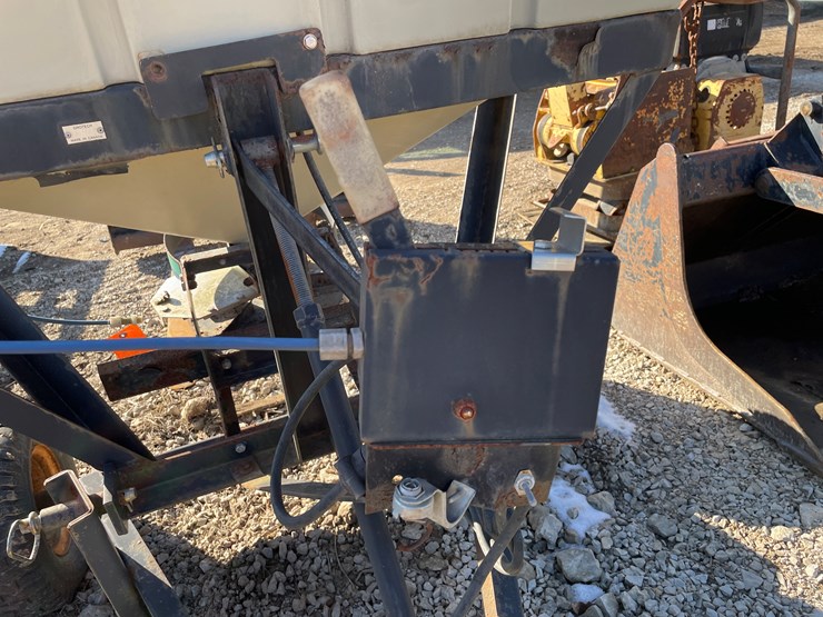 #6097-•-grotech-pull-behind-spreader-image-4