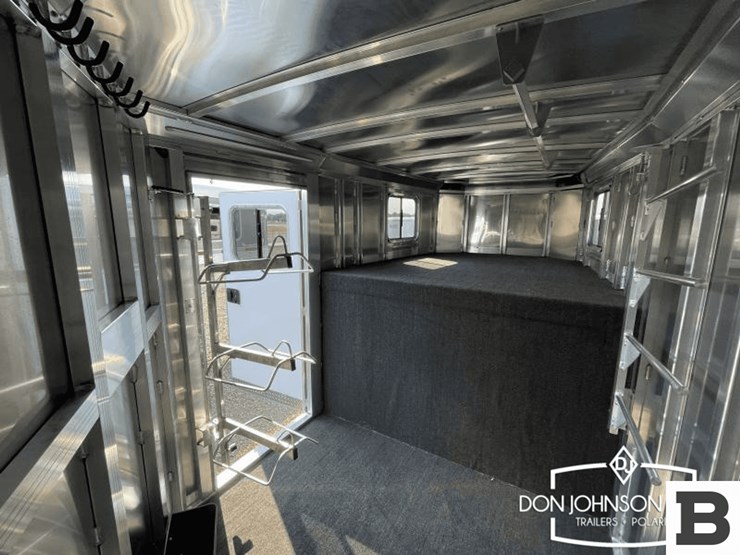 2024-featherlite-9600-7350-3-h-gooseneck-horse-trailer-image-18