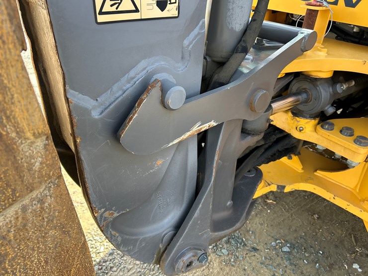 2012-volvo-bl70b-image-64