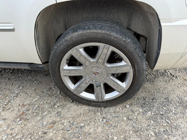 2011-cadillac-escalade-image-15