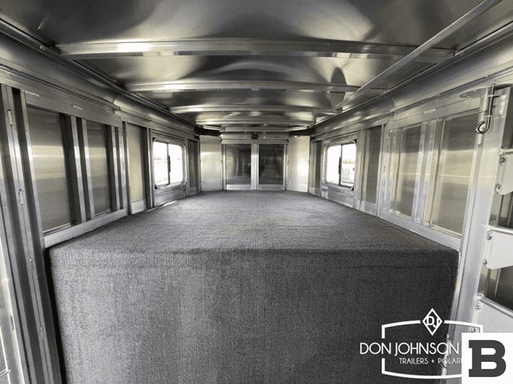 2023-featherlite-7541-304a-3-h-gooseneck-horse-trailer-image-13