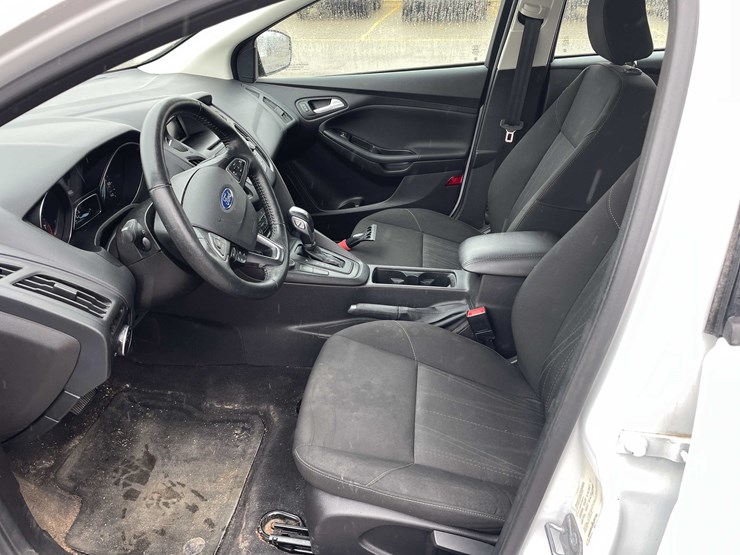 #1428-•-2015-white-ford-focus-se-sedan-(has-wi-title)-image-34