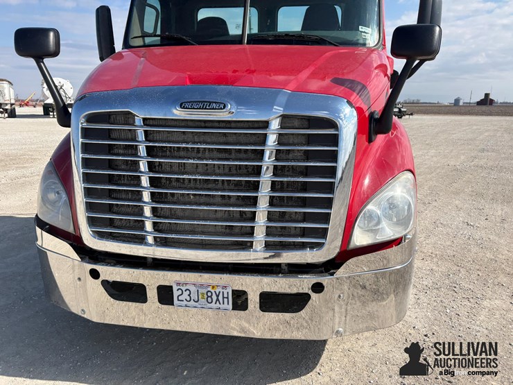 2015-freightliner-cascadia-113-image-15